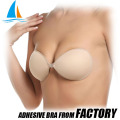 Encantadora senhora de silicone com sutiã lingerie sexy